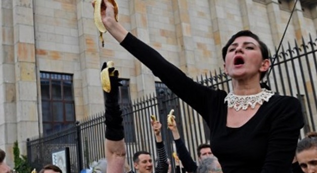 Banánevéssel tüntettek a lengyel cenzúra ellen